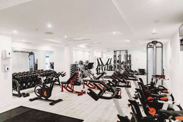 Ilustrasi gym yang tidak ramai (unsplash.com/Humphrey Muleba)