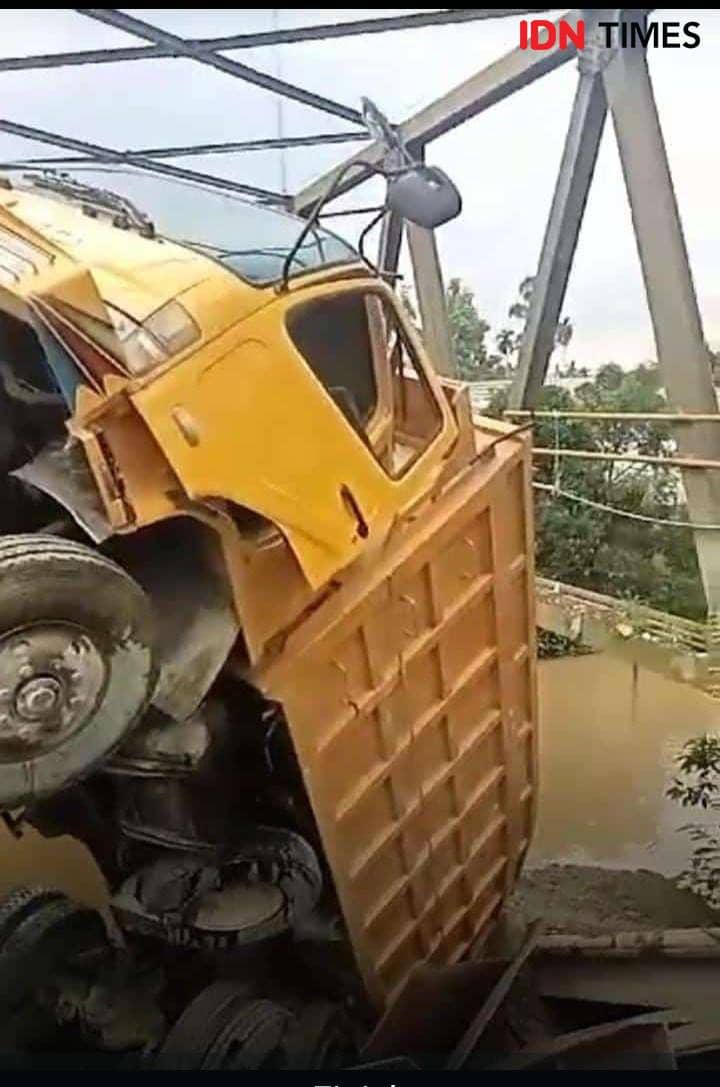 Jembatan ambruk, truk pengakut material galian c terperosok (IDN Times/ Bambang Suhandoko)