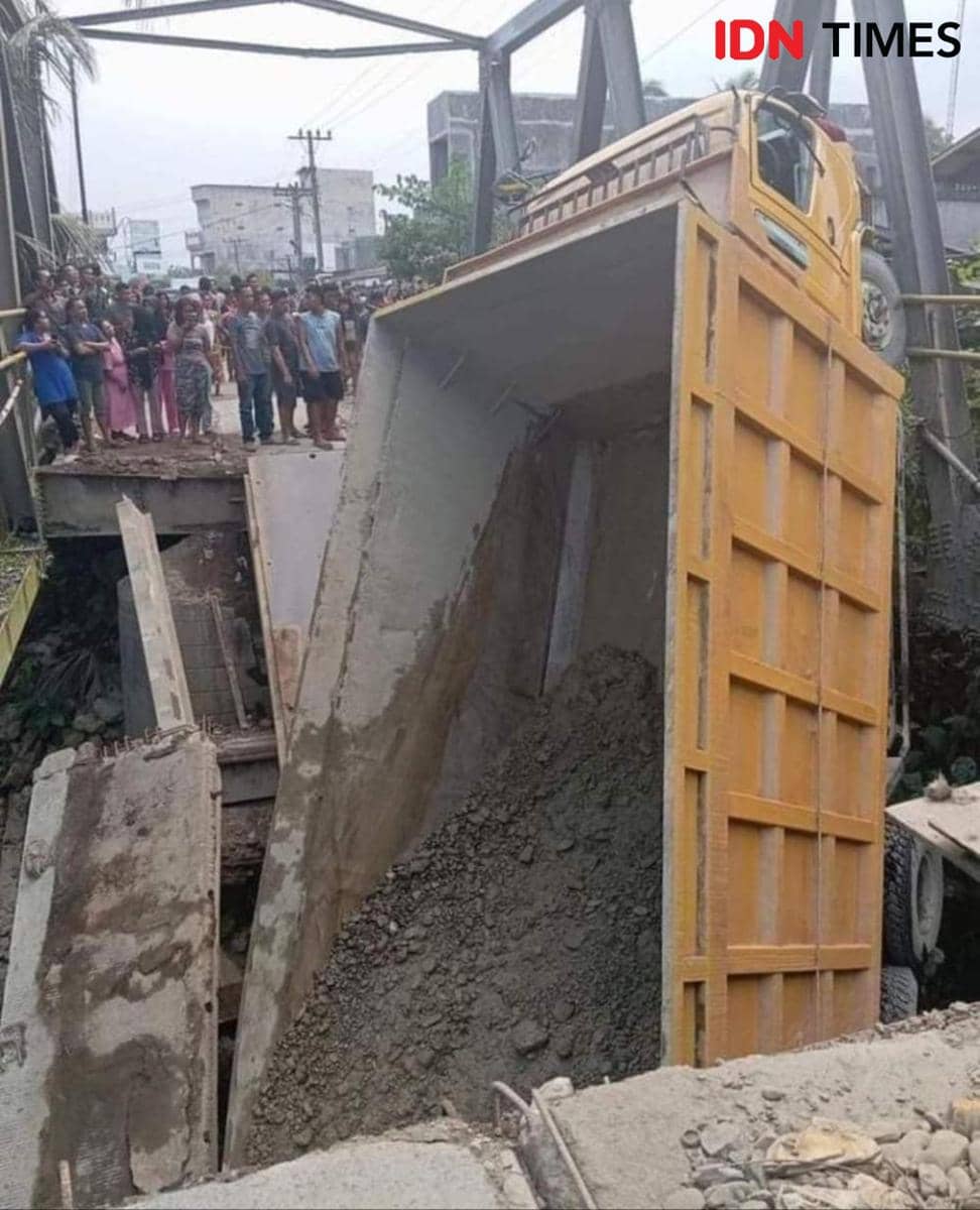 Jembatan ambruk, truk pengakut material galian c terperosok (IDN Times/ Bambang Suhandoko)