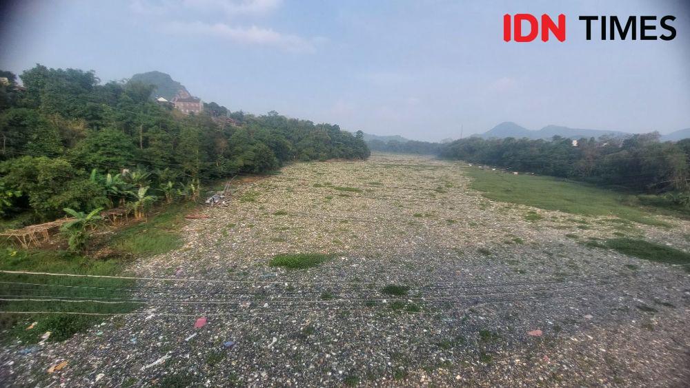 Sungai Citarum di Bandung Barat Tertutup Tumpukan Sampah