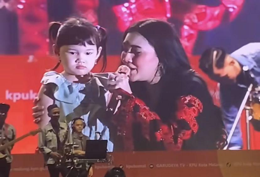 7 Momen Nella Kharisma Ajak Anak Manggung, Tingkah Gendhis Bikin Gemas