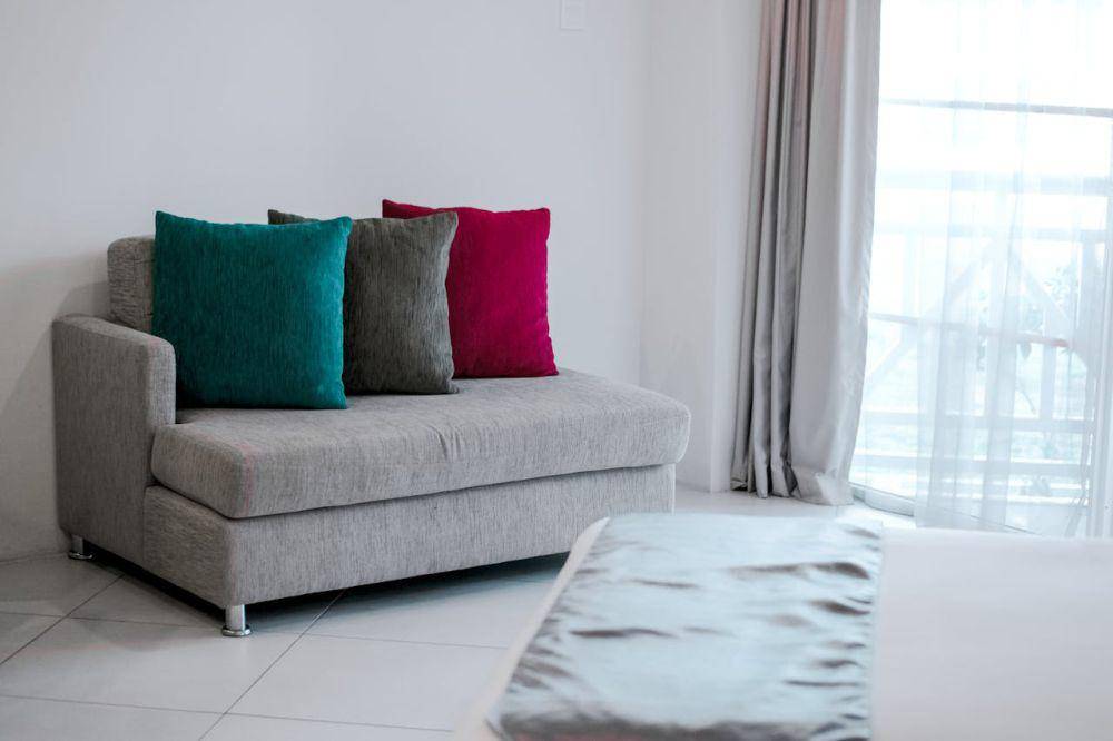 model sofa minimalis untuk ruang tamu dan ruang keluarga (pexels.com/Donald Tong)