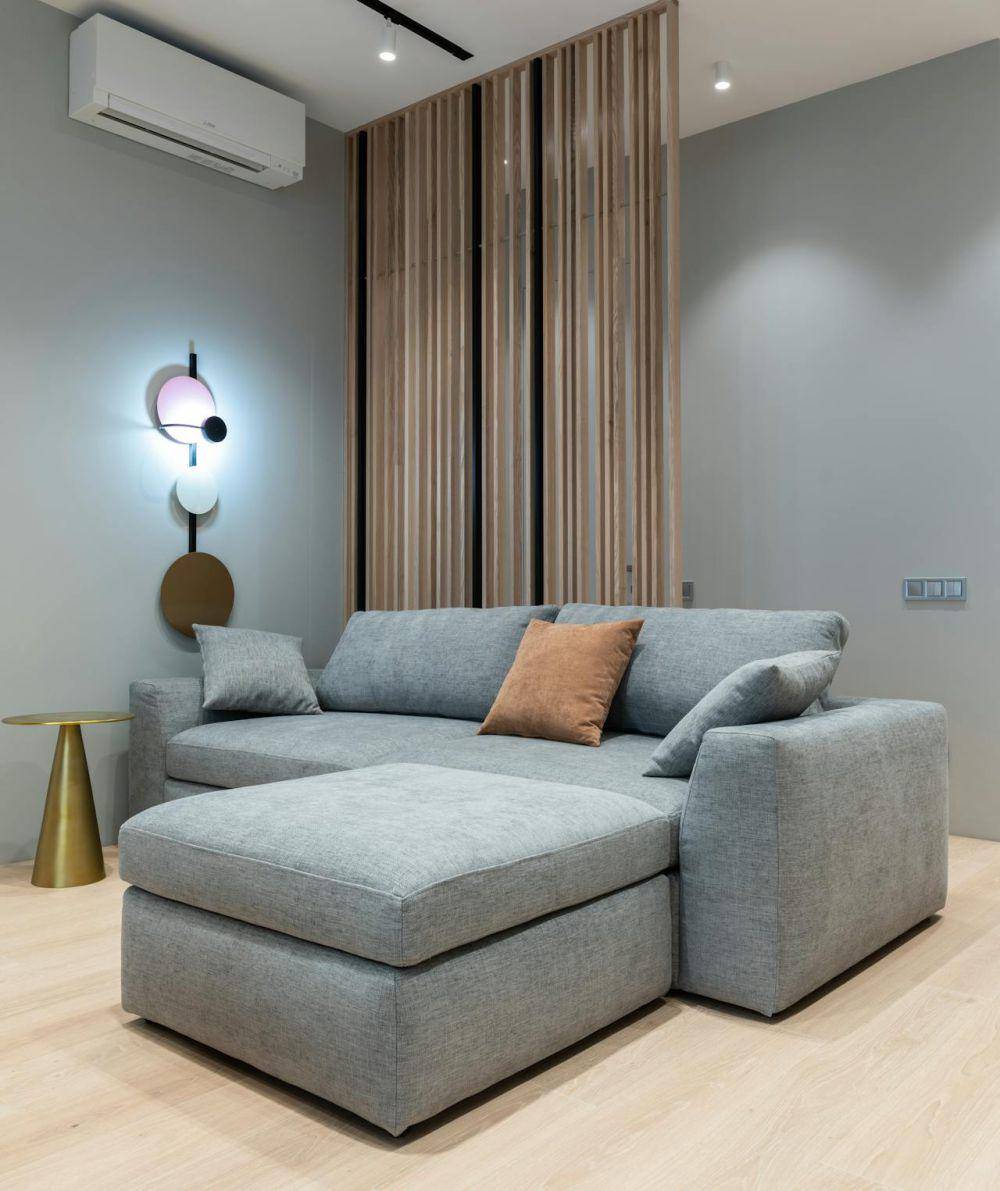 model sofa minimalis untuk ruang tamu dan ruang keluarga (pexels.com/Max Vakhtbovycn)