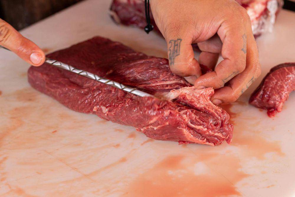 Ilustrasi seseorang memotong daging sapi (pexels.com/Leonardo Luz)