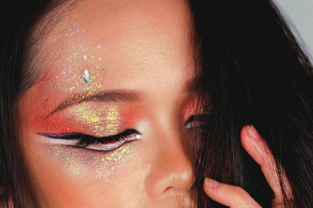 5 Panduan Memakai Glitter Eyeshadow untuk Eye Makeup Menawan