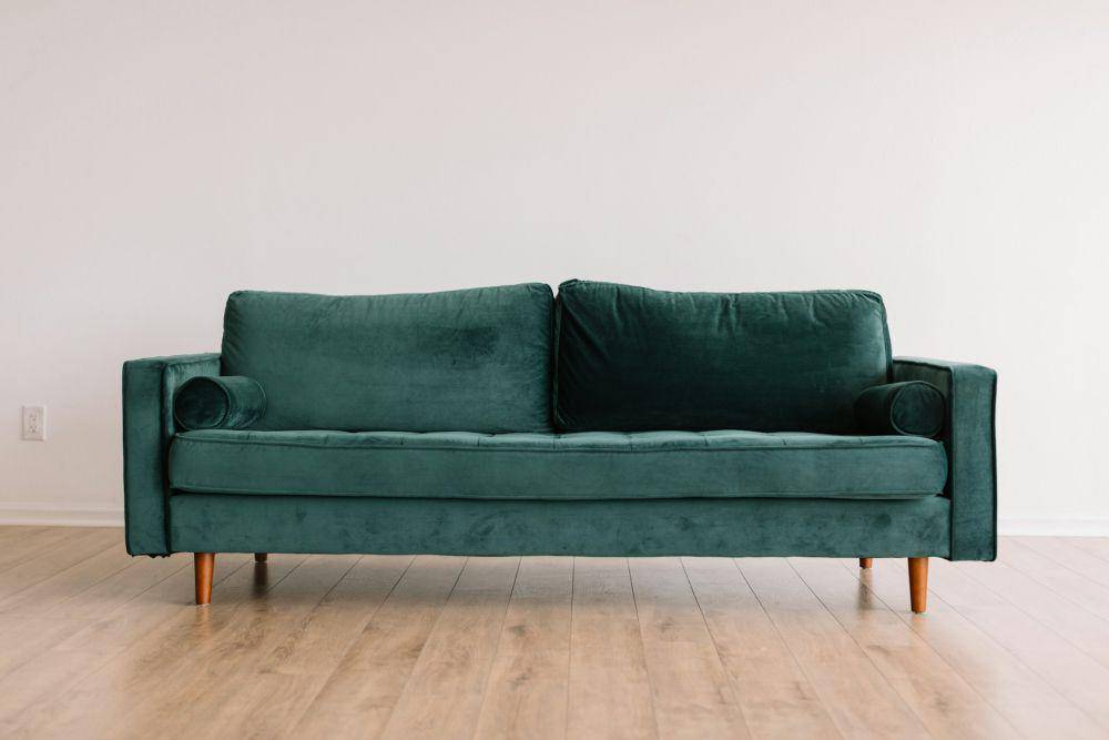 model sofa minimalis untuk ruang tamu dan ruang keluarga (unsplash.com/Phillip Goldsberry)