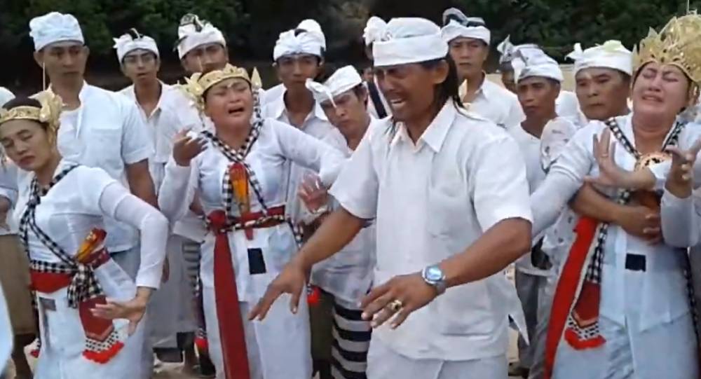 Para penari Tari Rejang Salimpet kesurupan saat menari. (YouTube.com/prama prama)
