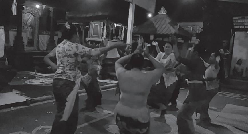 Para penari Tari Rejang Salimpet sedang latihan. (dok. pribadi/Ni Putu Winarti)