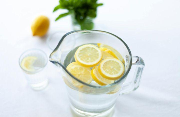7 Manfaat Minum Air Lemon Hangat Tiap Pagi