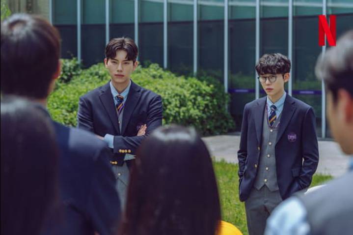 still cut drakor Hierarchy (instagram.com/studiodragon.official)