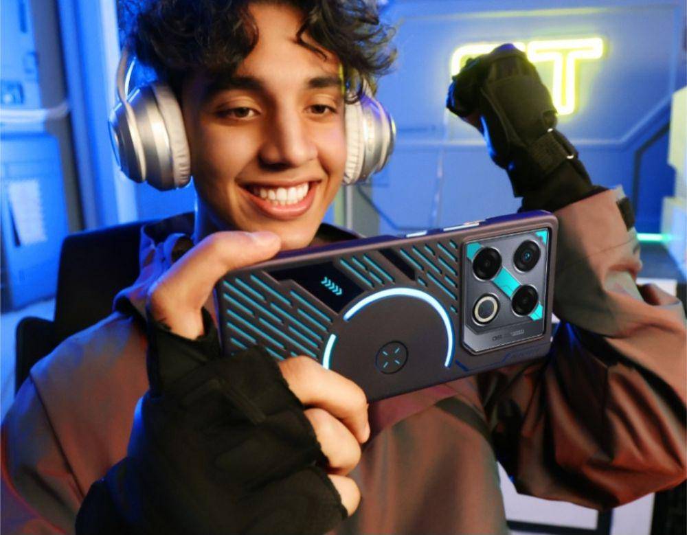 Seseorang memegang Infinix GT 20 Pro. (instagram.com/Infinix Global)