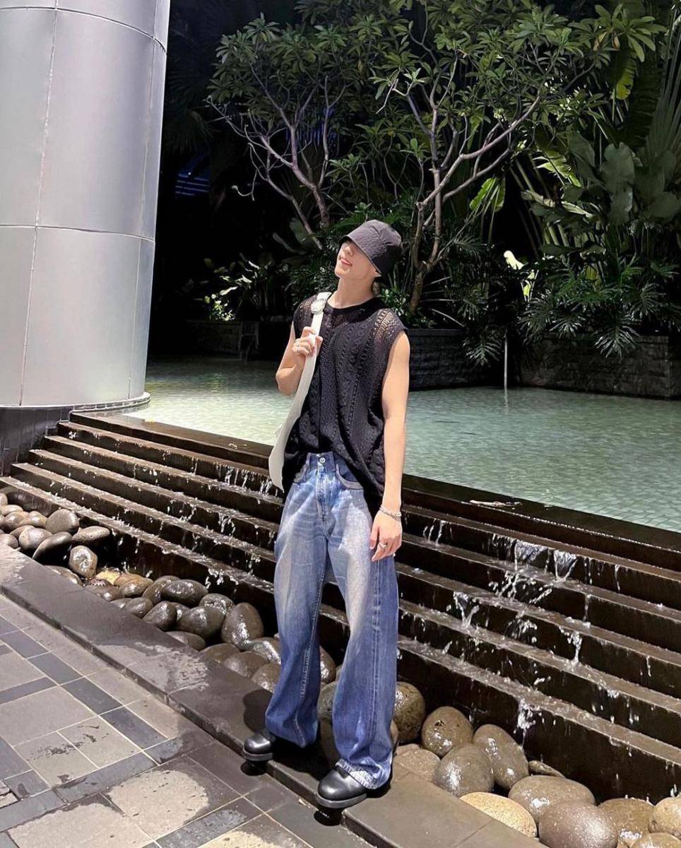 sleeveless shirt ala Hoshi SEVENTEEN (instagram.com/ho5hi_kwon)