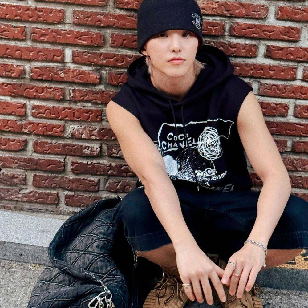 sleeveless shirt ala Hoshi SEVENTEEN (instagram.com/ho5hi_kwon)