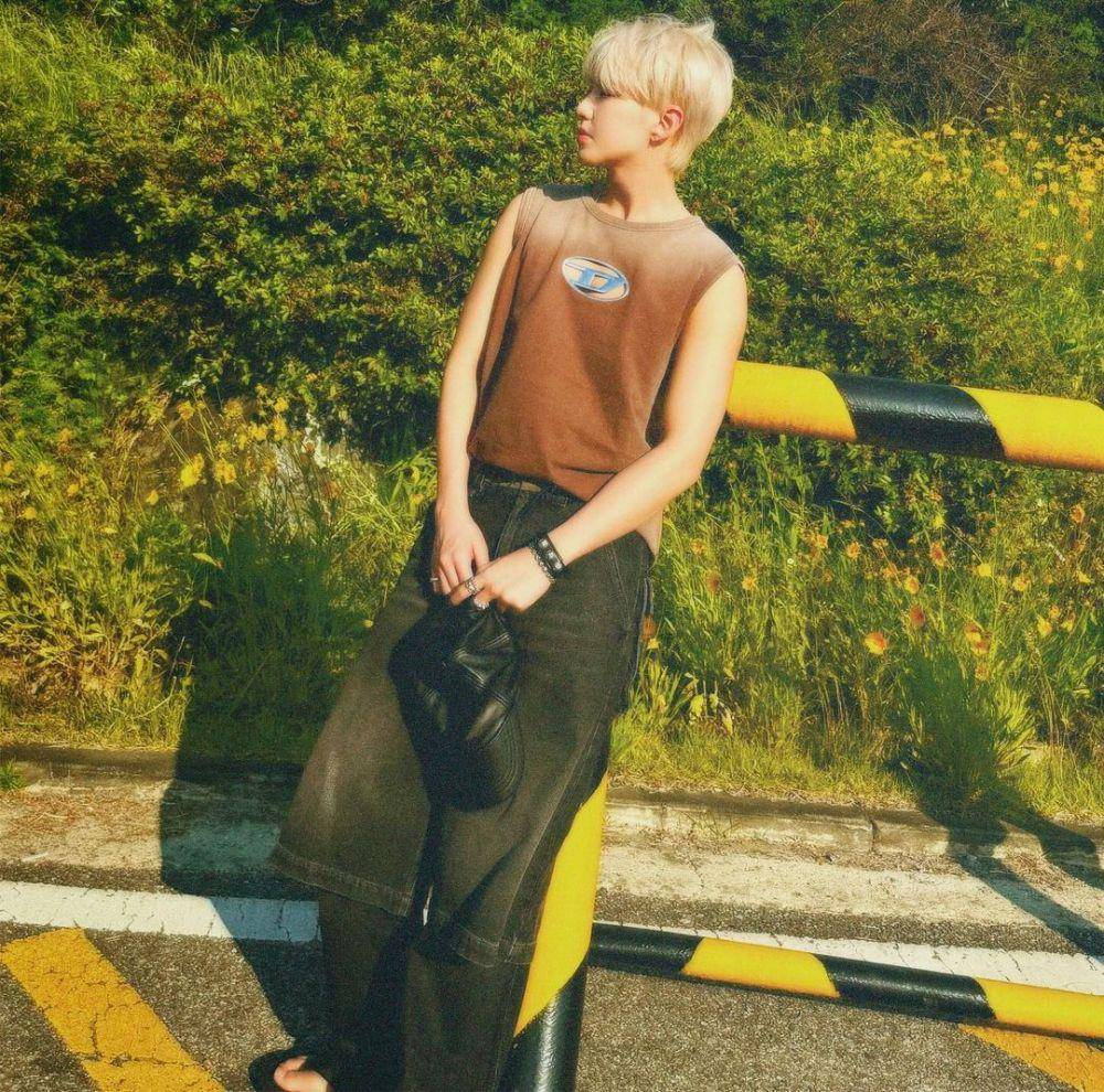 sleeveless shirt ala Hoshi SEVENTEEN (instagram.com/ho5hi_kwon)