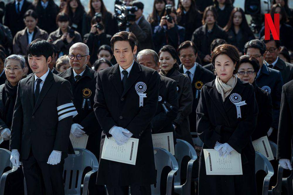 Sol Kyung Gu di drama The Whirlwind (instagram.com/netflixkr)