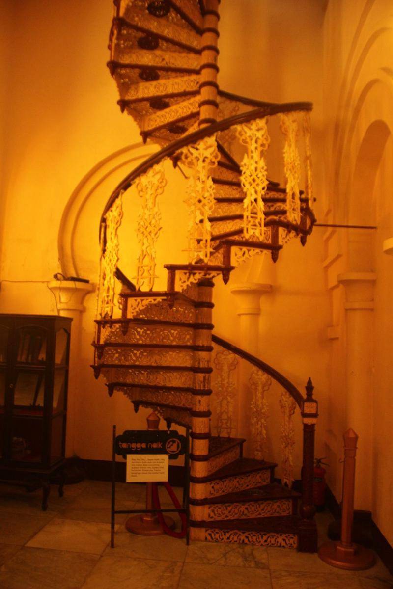 Tangga spiral yang menghubungkan lantai bawah dan atas di Istana Siak (sigaya.siakkab.go.id)