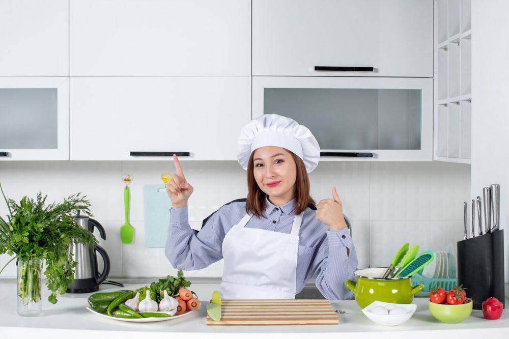 ilustrasi seseorang memasak (freepik.com/KamranAydinov)