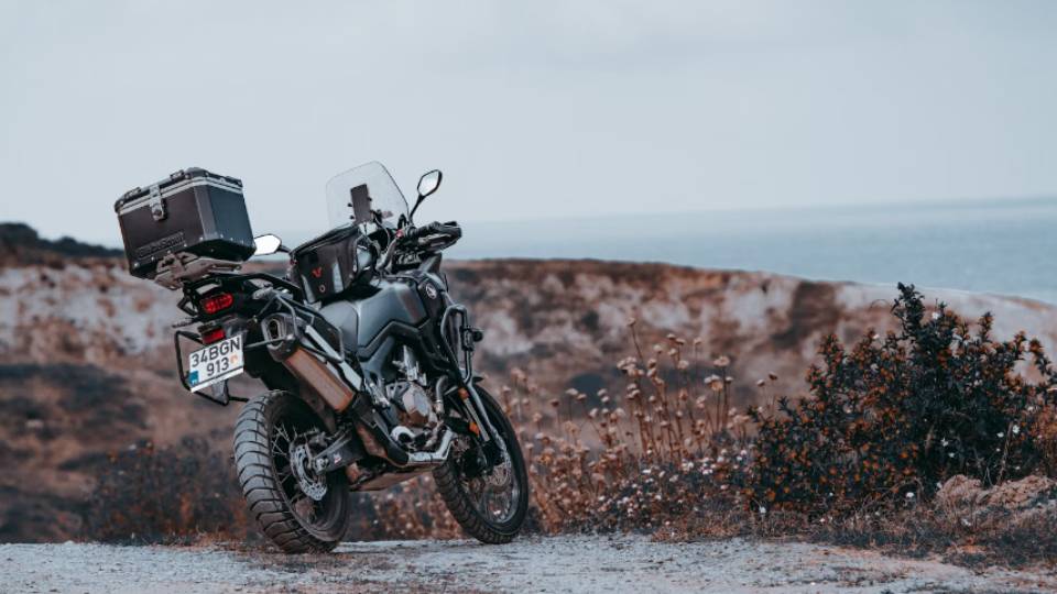 Ilustrasi sepeda motor untuk touring (unsplash.com/Mehmet Talha Onuk)