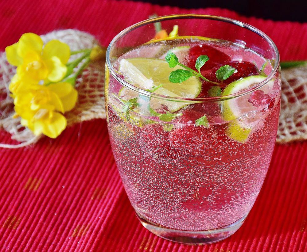 Apakah Minum Sparkling Water Menyebabkan Batu Ginjal?