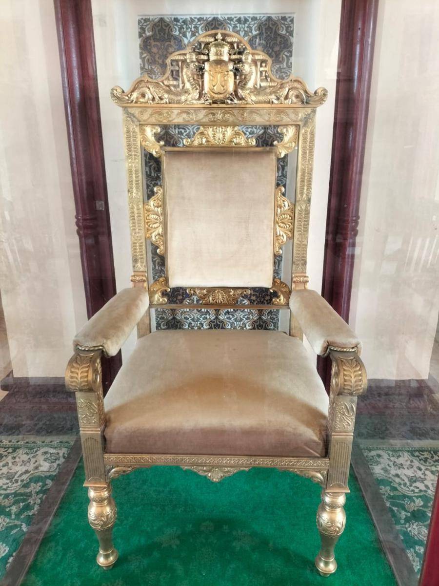Kursi Keemasaan Kesultanan Siak (sigaya.siakkab.go.id)