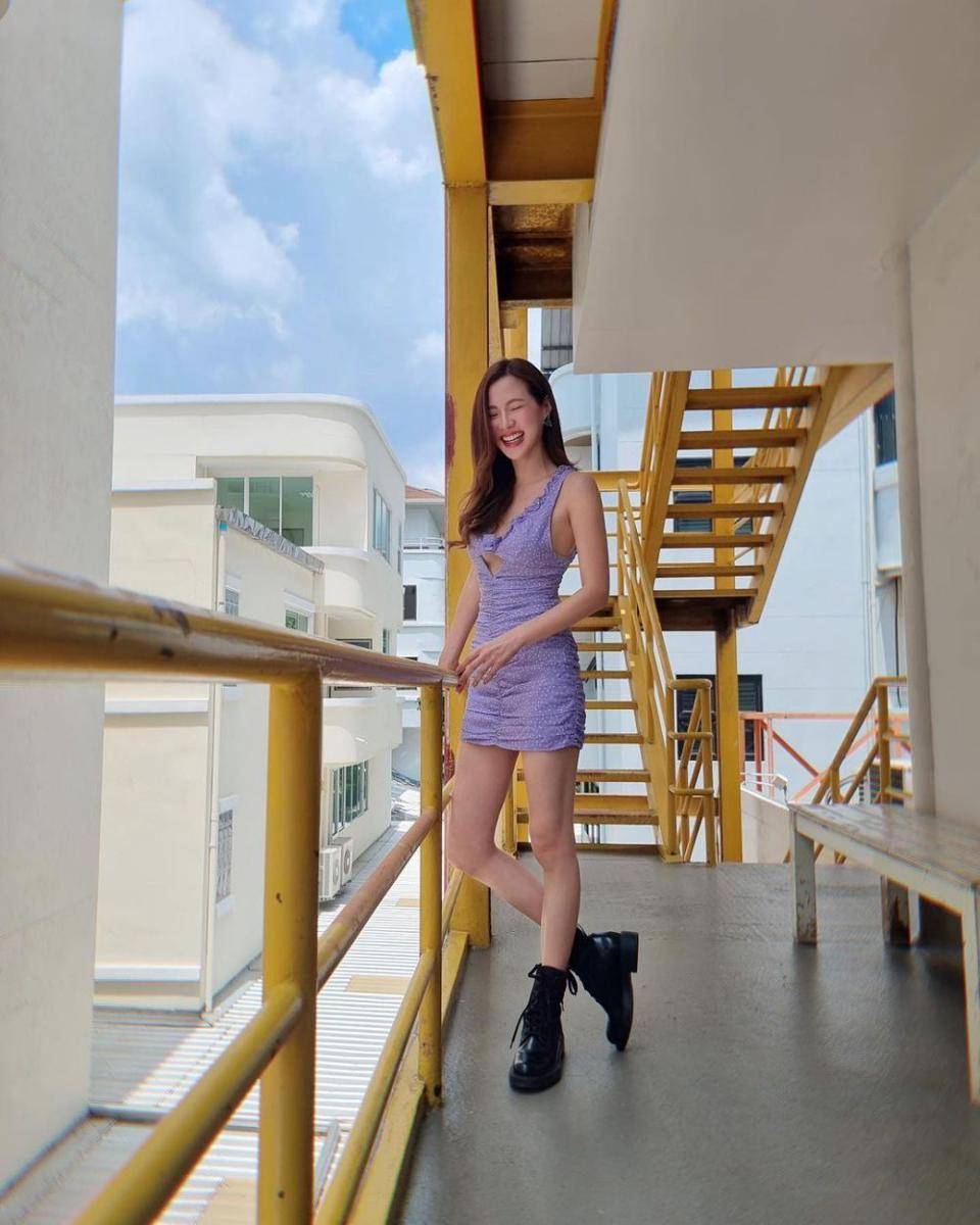 outfit hangout pakai boots ala Baifern Pimchanok (instagram.com/baifernbah)