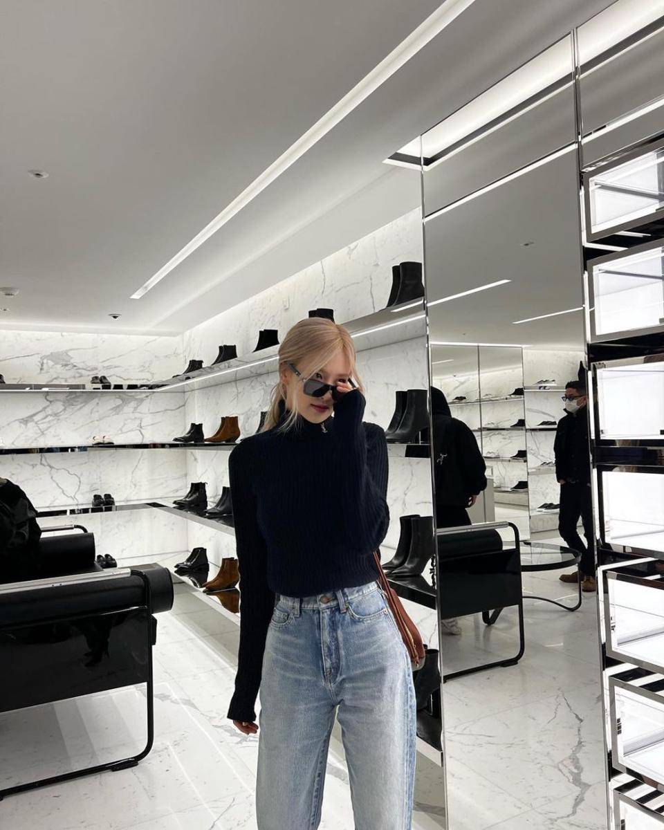 inspirasi outfit y2k ala Rose BLACKPINK (instagram.com/roses_are_rosie)