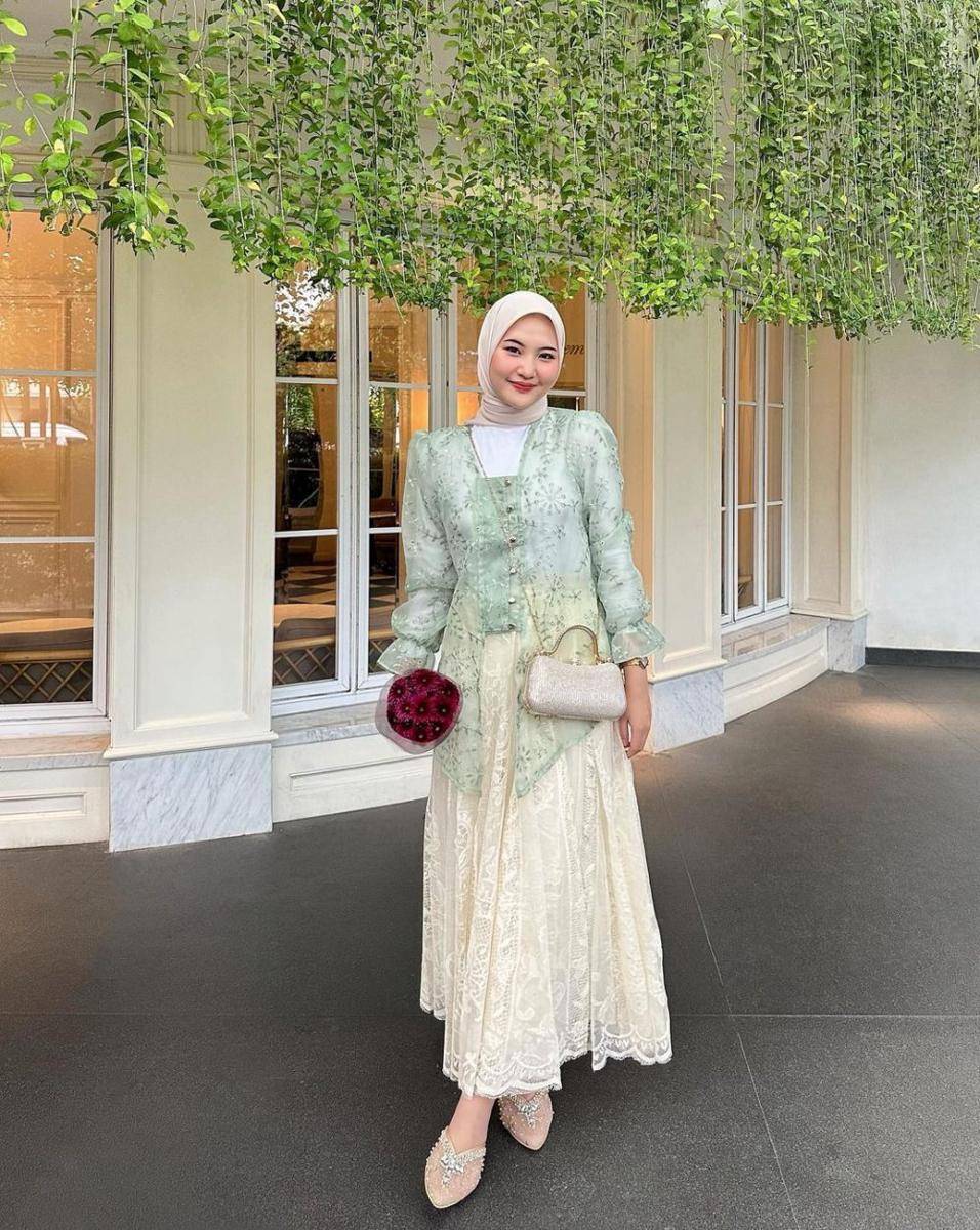 outfit brokat modern ala Intan Ghazella (instagram.com/intanghazll_)