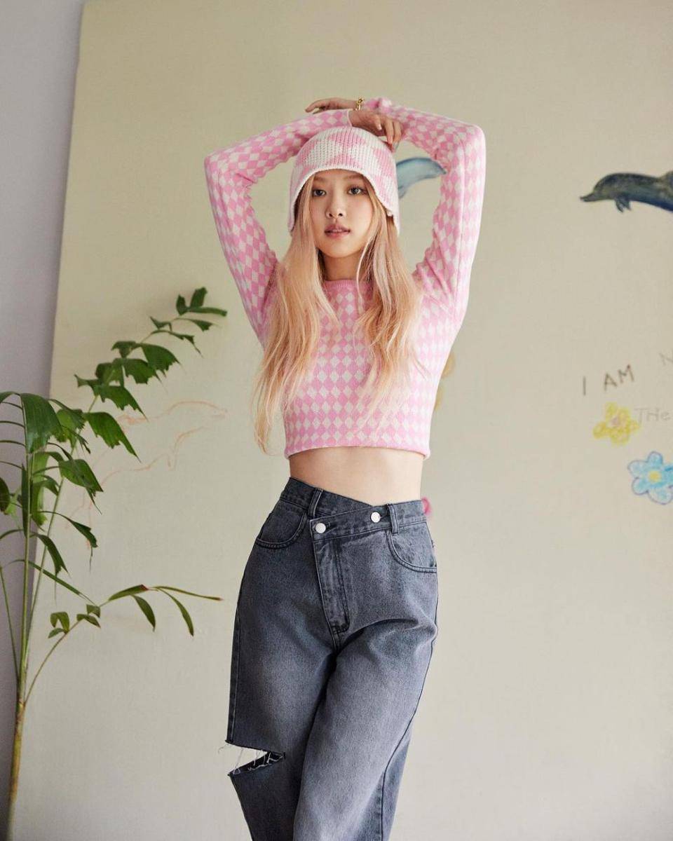 inspirasi outfit y2k ala Rose BLACKPINK (instagram.com/roses_are_rosie)