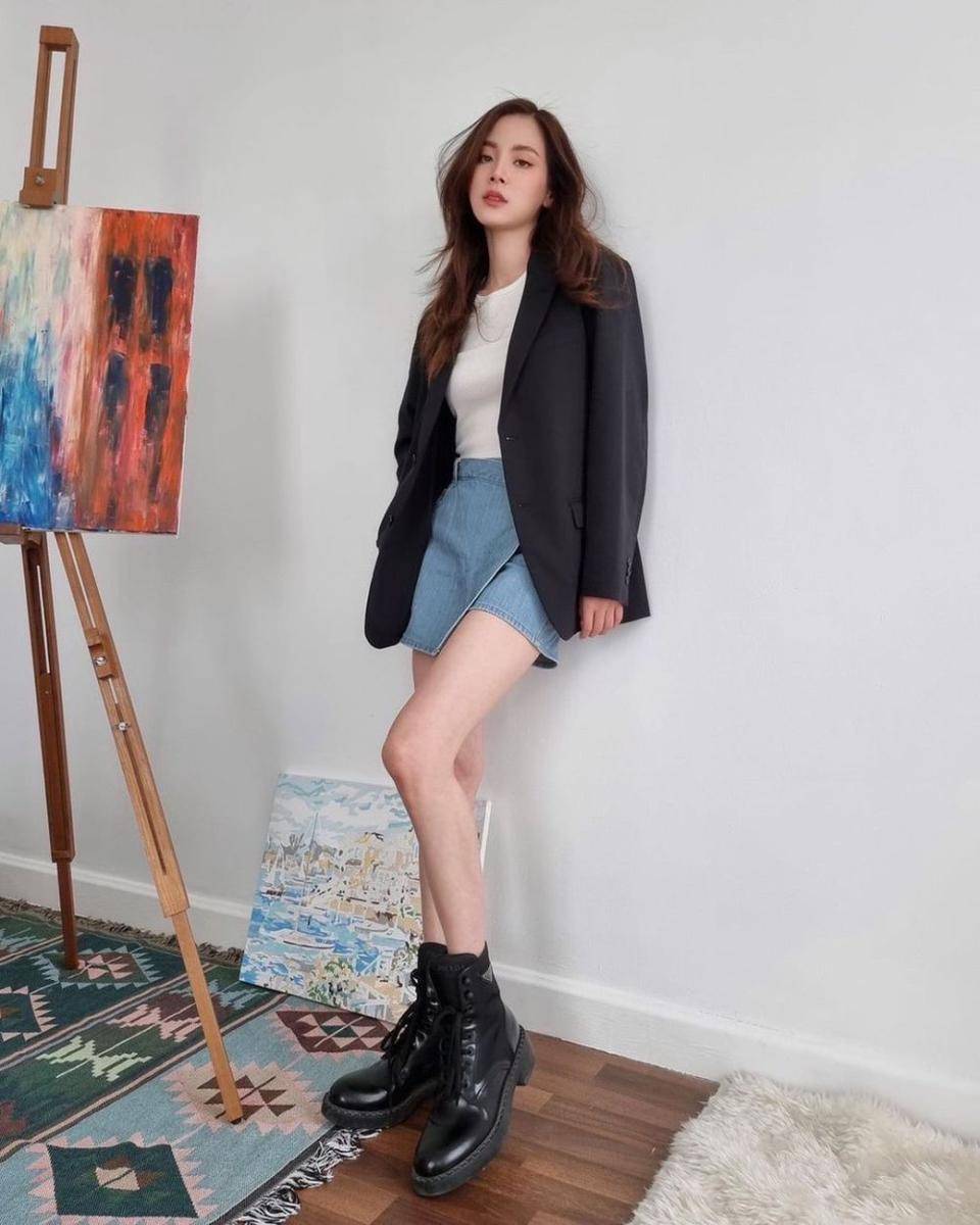 outfit hangout pakai boots ala Baifern Pimchanok (instagram.com/baifernbah)