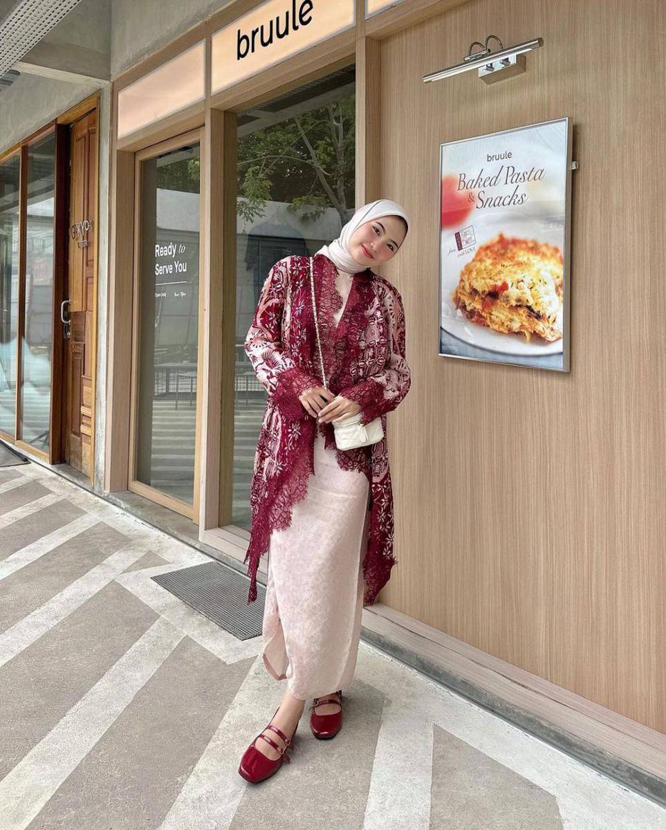 outfit brokat modern ala Intan Ghazella (instagram.com/intanghazll_)