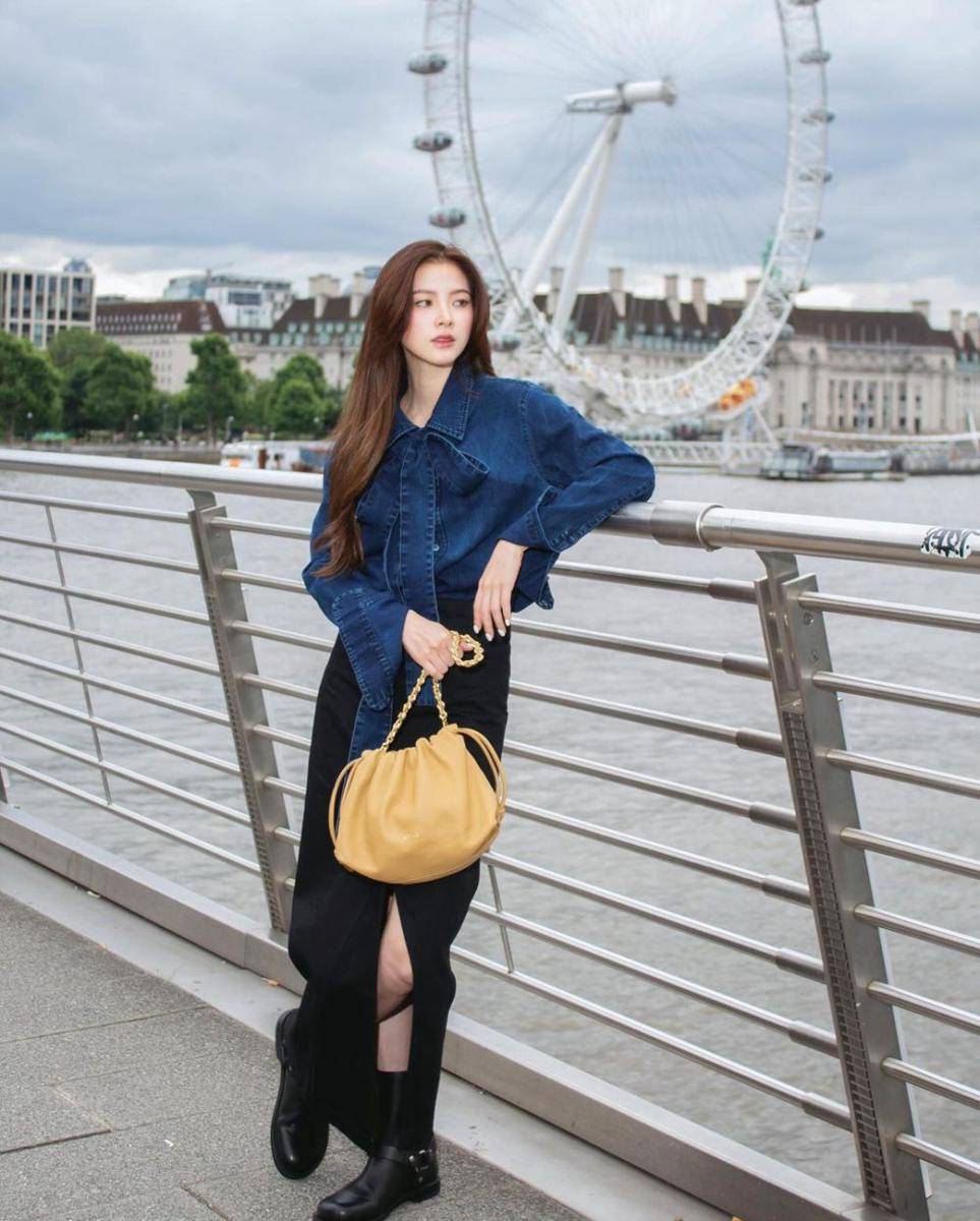 outfit hangout pakai boots ala Baifern Pimchanok (instagram.com/baifernbah)
