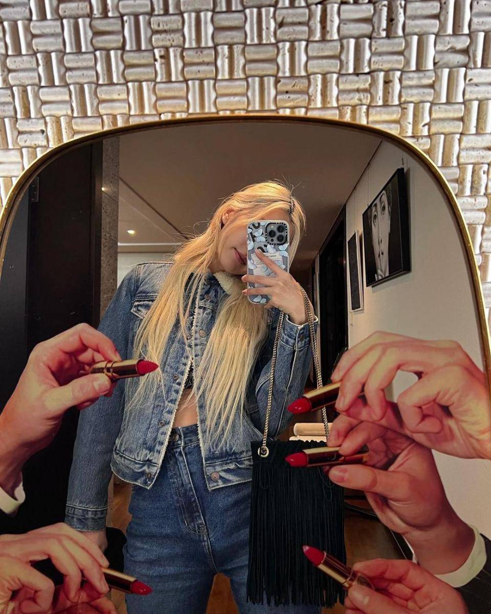 inspirasi outfit y2k ala Rose BLACKPINK (instagram.com/roses_are_rosie)