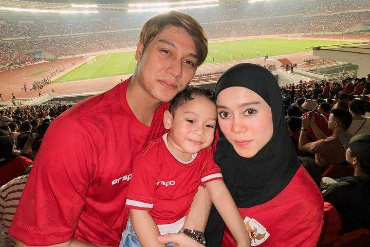 potret Lesti Kejora dan keluarganya menonton Timnas Indonesia (instagram.com/lestikejora)