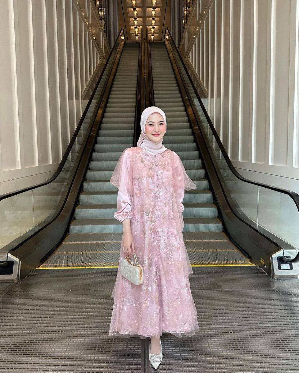 outfit brokat modern ala Intan Ghazella (instagram.com/intanghazll_)