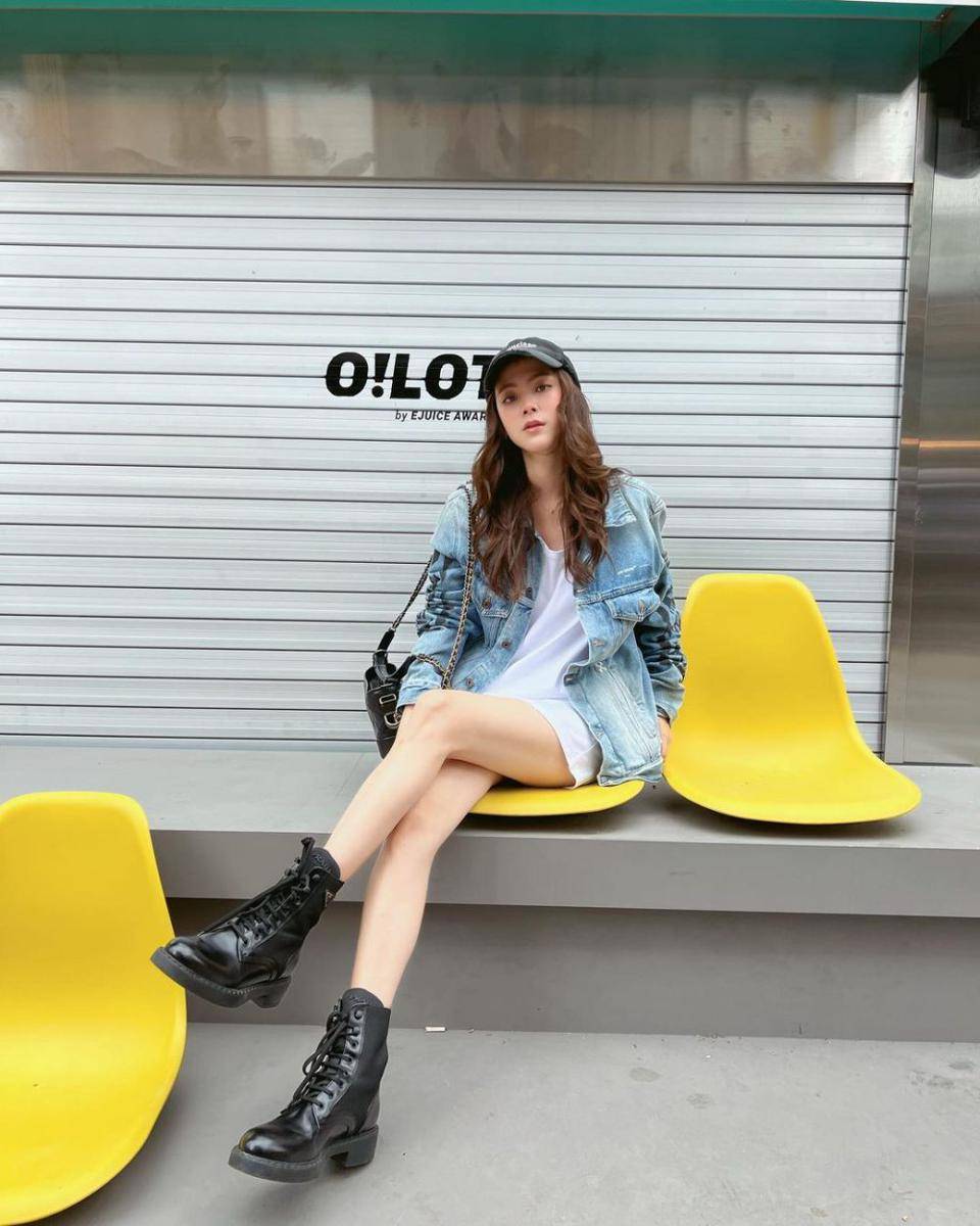outfit hangout pakai boots ala Baifern Pimchanok (instagram.com/baifernbah)