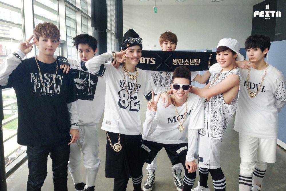 BTS (twitter.com/bts_bighit)