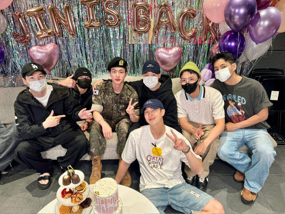 BTS (twitter.com/BTS_twt)