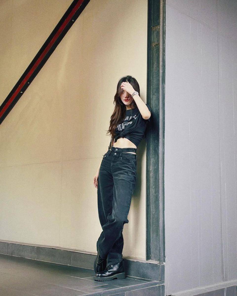 outfit hangout pakai boots ala Baifern Pimchanok (instagram.com/baifernbah)
