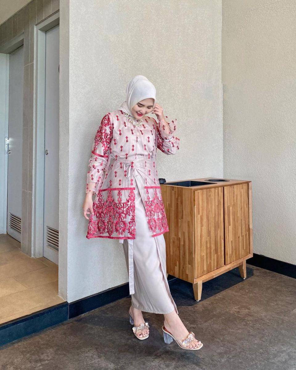 outfit brokat modern ala Intan Ghazella (instagram.com/intanghazll_)