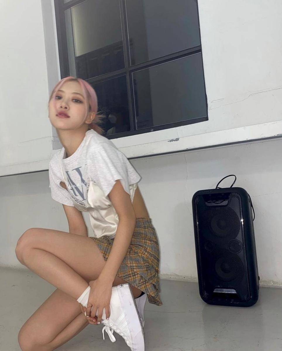 inspirasi outfit y2k ala Rose BLACKPINK (instagram.com/roses_are_rosie)
