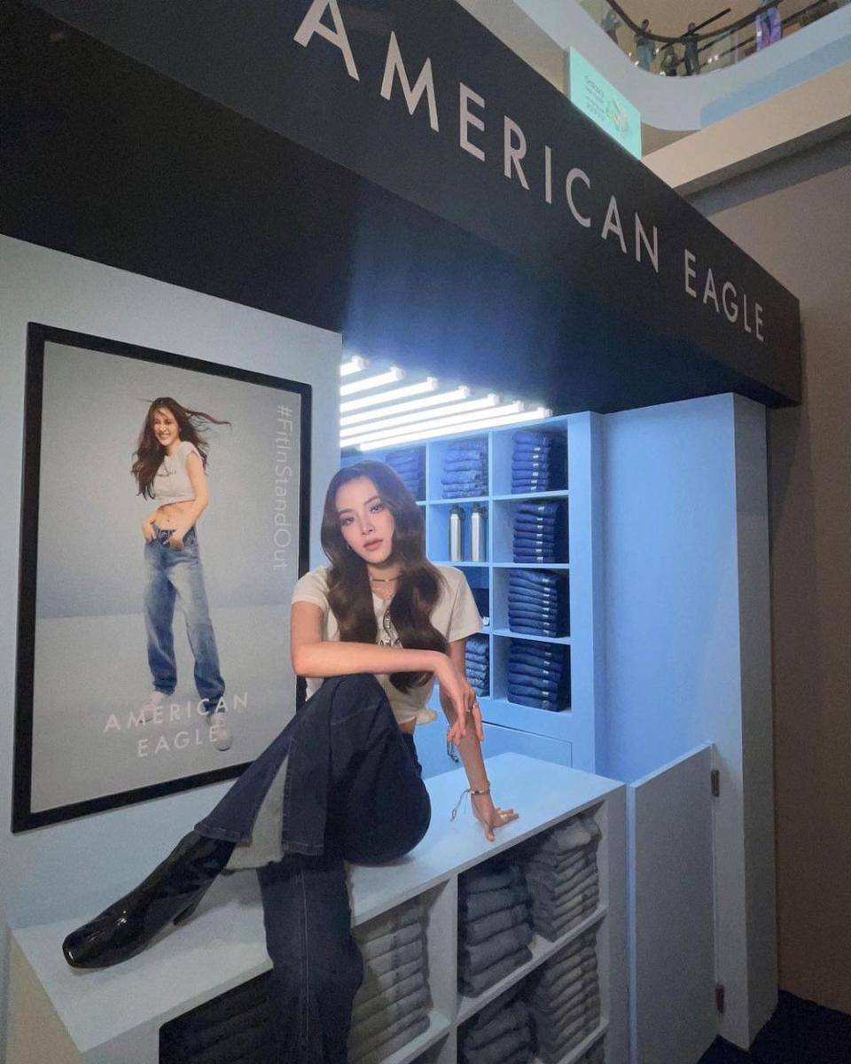 outfit hangout pakai boots ala Baifern Pimchanok (instagram.com/baifernbah)