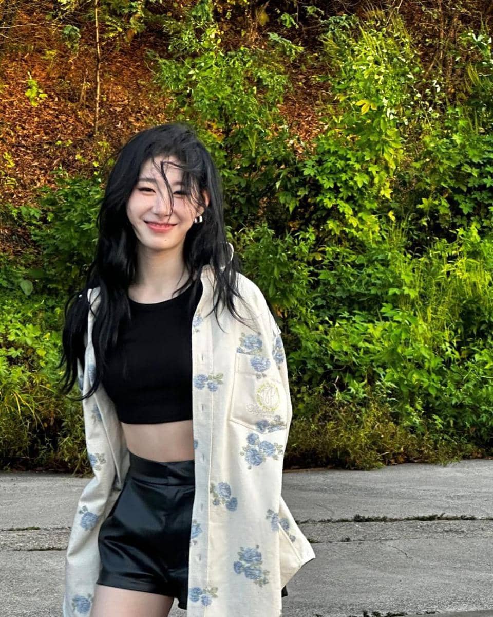 ide outfit santai nuansa putih ala Chaeryeong ITZY (instagram.com/chaerrry0)