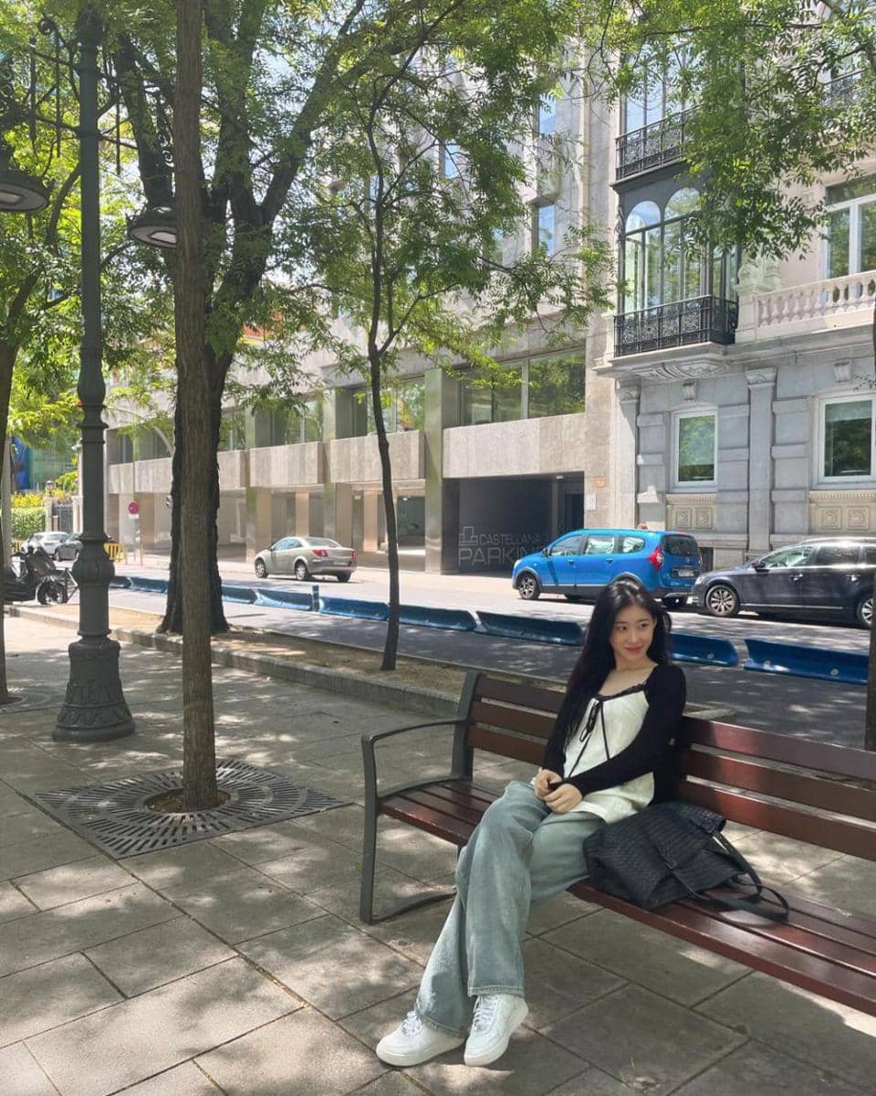 ide outfit santai nuansa putih ala Chaeryeong ITZY (instagram.com/chaerrry0)
