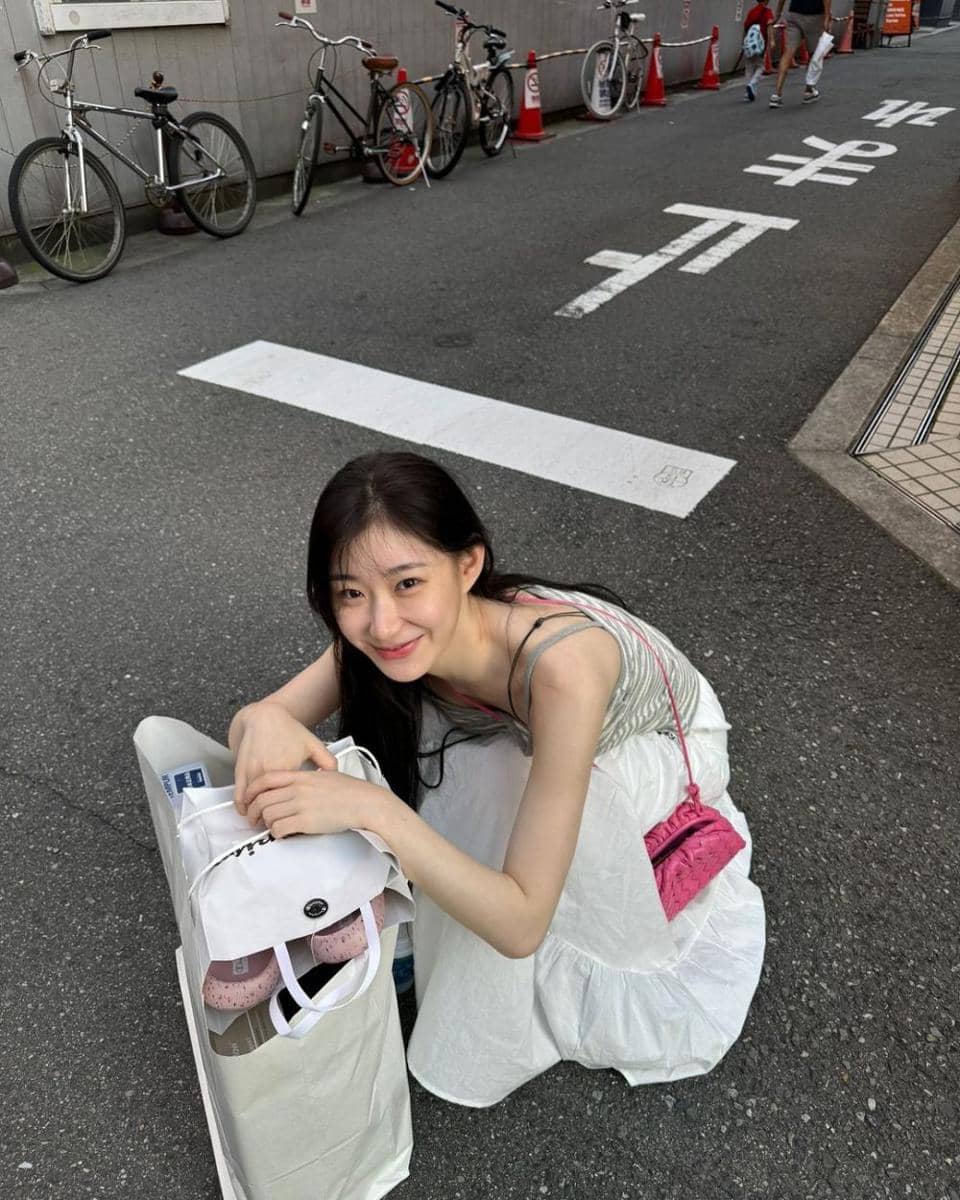 ide outfit santai nuansa putih ala Chaeryeong ITZY (instagram.com/chaerrry0)