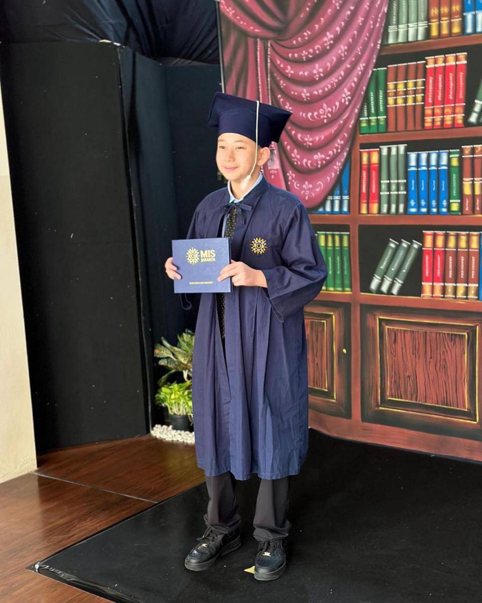 potret kelulusan putra Kinaryosih (instagram.com/kinaryosihmoney)