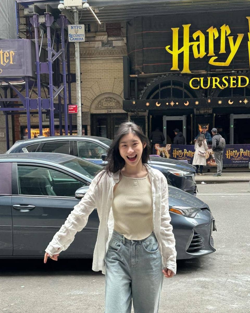 ide outfit santai nuansa putih ala Chaeryeong ITZY (instagram.com/chaerrry0)