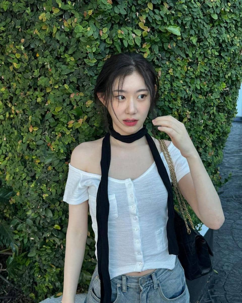 ide outfit santai nuansa putih ala Chaeryeong ITZY (instagram.com/chaerrry0)