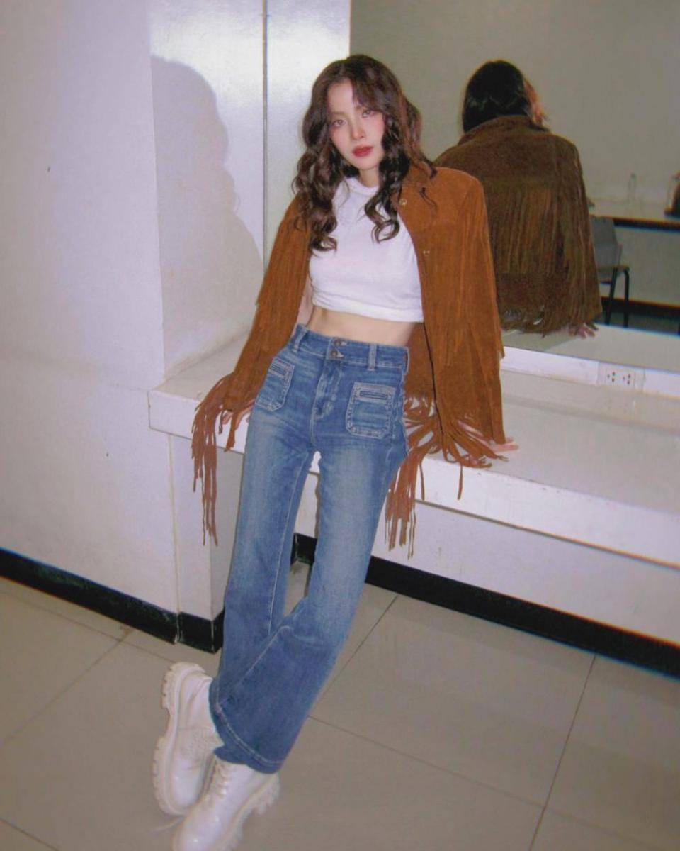 outfit hangout pakai boots ala Baifern Pimchanok (instagram.com/baifernbah)
