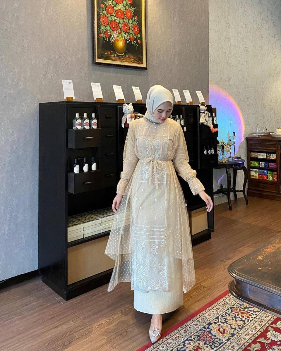 outfit brokat modern ala Intan Ghazella (instagram.com/intanghazll_)