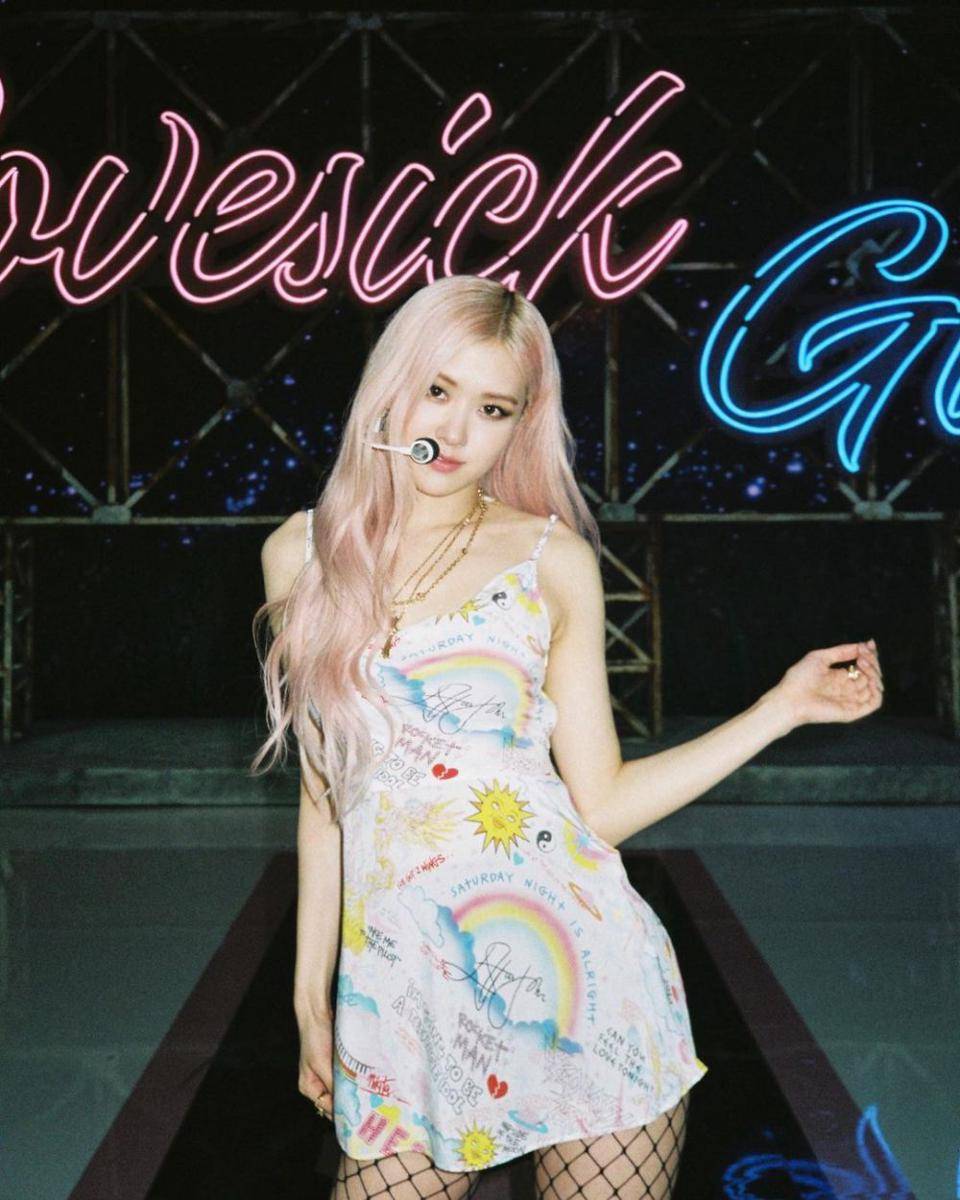 inspirasi outfit y2k ala Rose BLACKPINK (instagram.com/roses_are_rosie)